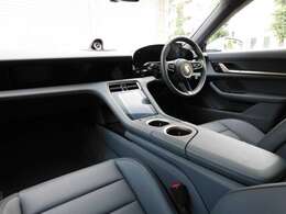 安心の正規ディーラー車、運転し易い右ハンドル！！