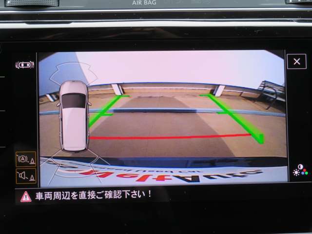 ギアをリバースに入れると車両後方の映像を映し出します。画面にはガイドラインが表示され、車庫入れや縦列駐車の際に安全確認をサポートします☆