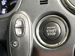 【インテリジェントキー】カバンやポケットに入れたままでもドアの施錠・解錠が可能なスマートキーを装備。エンジンのオン・オフ時もカギを取り出す必要が無いからとっても便利です♪