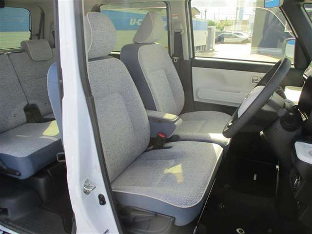 小物入れ付き肘掛けのベンチシートです♪