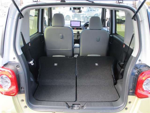 背もたれを倒して、大きな荷物も積載する事が出来ます。