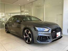 《Audi認定中古車》ならではのクオリティ、高度な訓練・教育を受けたAudi専門のメカニックがご納車前に100項目にも及ぶ精密な点検を行います。