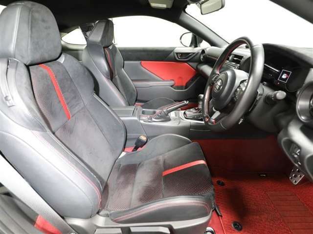 スタイリッシュな室内で運転もしやすいです♪使い勝手の良い配置も考えられています！！