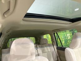 【サンルーフ】開放感たっぷりの希少装備、サンルーフが装着されています！車内に明かりを取り入れたり景色を楽しむ以外にも、車内の空気も簡単に換気できて快適です！