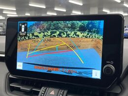 【バックカメラ】駐車時に後方がリアルタイム映像で確認できます。大型商業施設や立体駐車場での駐車時や、夜間のバック時に大活躍！運転スキルに関わらず、今や必須となった装備のひとつです！
