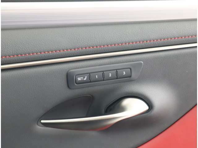 面倒なシートの調整やミラーの調整をボタン1つで呼び出す事が出来るシートメモリー機能付きです