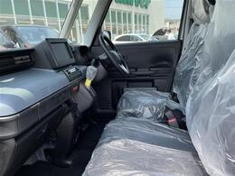 【助手席】きれいな助手席なので家族や友だちに乗ってもらっても安心です！新品のフロアマットのご注文も可能です。掲載箇所以外にご希望の写真がございましたらお気軽にお問い合わせ下さい。