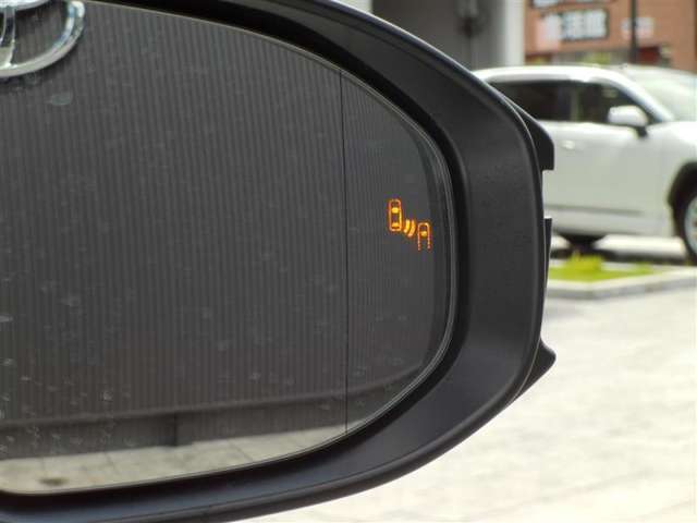 隣車線を走る車両をレーダーで検知し、ドアミラーでは確認しにくい後側方エリアに存在する車両に加え、急接近してくる車両も検知します。車両を検知するとドアミラーに搭載されたLEDインジケーターが点灯します。
