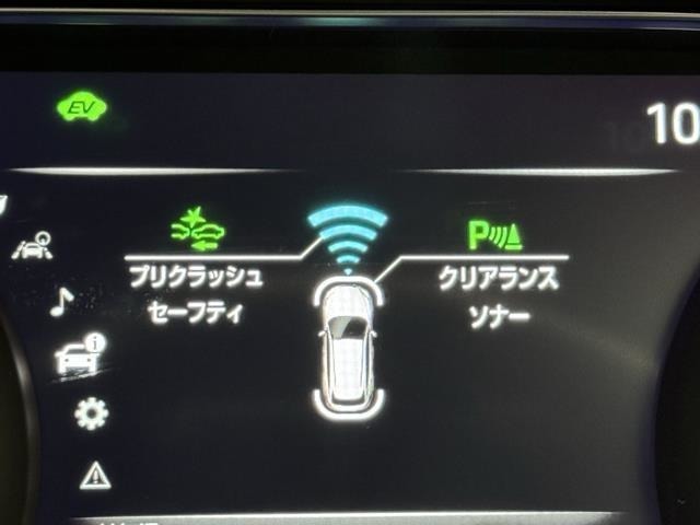 クリアランスソナーが付いています。　車にはどうしても死角ができるもの。　でも、センサーで障害物を感知して音などで知らせてくれるので、暗い道や狭い道でも安心して運転できますよ。