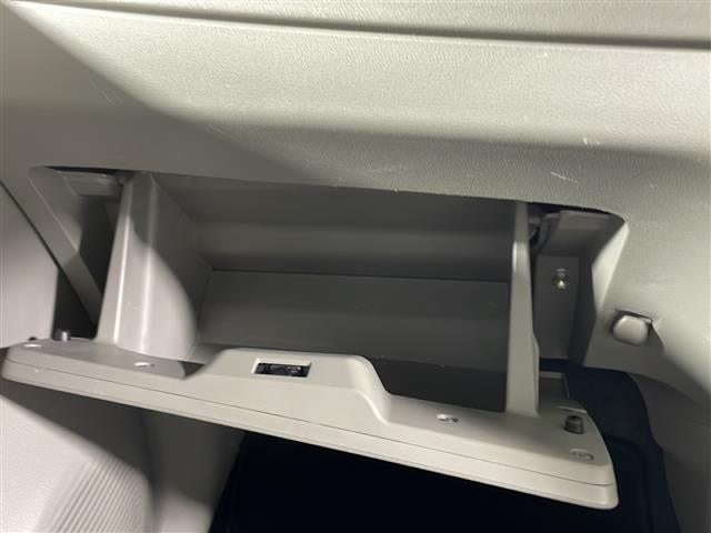 【グローブボックス】車検証ケースや、日頃使う小物類の収納に便利ですね！