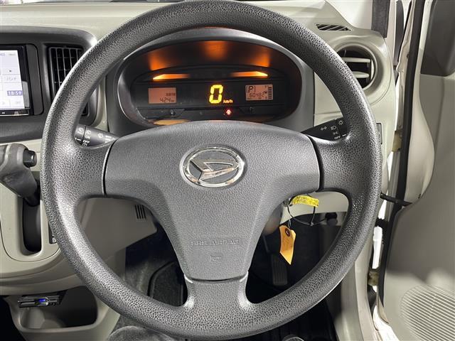 【ステアリング】軽い力で扱いやすいハンドルです。目立つ傷やスレなどなく綺麗な状態です！除菌プランいれていただくとさらに快適に！清潔なお車はお子様にも安心ですね！