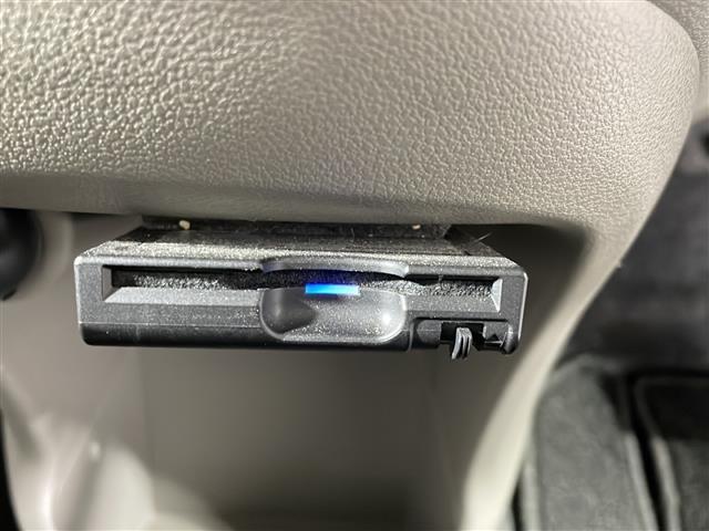 【ETC】有料道路を利用する際に料金所で停止することなく通過できる、ETC車載器（ノンストップ自動料金収受システム機器）が装備されています。セットアップを行うことで利用可能になります。