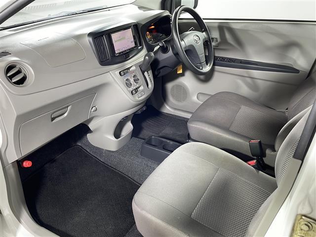 【フロアマット】車内を綺麗に保つのには必須のアイテムです。当店ではフカフカな新品マットも絶賛取り扱い中！ぜひご相談くださいませ。