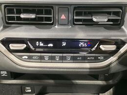 【オートエアコン】一度お好みの温度に設定すれば、車内の温度を検知し風量や温度を自動で調整。暑い…寒い…と何度もスイッチ操作をする必要はありません。快適な車内空間には必須の機能ですね♪