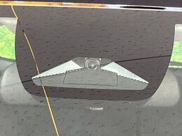 【ホンダセンシング】走行中に前方の車両等を認識し、衝突しそうな時は警報とブレーキで衝突回避と被害軽減をアシスト。より安全にドライブをお楽しみいただけます。