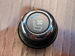 【シートベンチレーション】夏場は涼しい風でお尻や背中の熱やムレを防ぎ、冬はエアコンよりも早く温まってポカポカに！季節を問わず快適に過ごせます。