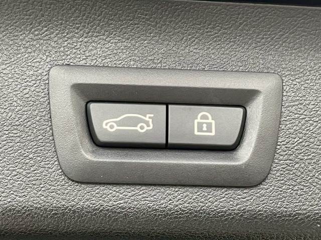 高級車にはお馴染みの【電動リアゲート】搭載。