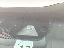 【ホンダセンシング】走行中に前方の車両等を認識し、衝突しそうな時は警報とブレーキで衝突回避と被害軽減をアシスト。より安全にドライブをお楽しみいただけます。