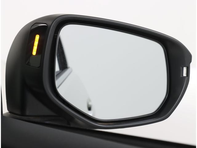 車体後部に内蔵されたセンサーによって、自車の後側方から接近する車両を検知。衝突の危険があるとシステムが判断した場合、ドアミラー内側のLEDインジケーターや警報音でドライバーに注意を促します。
