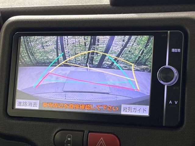 【バックカメラ】駐車時に後方がリアルタイム映像で確認できます。大型商業施設や立体駐車場での駐車時や、夜間のバック時に大活躍！運転スキルに関わらず、今や必須となった装備のひとつです！