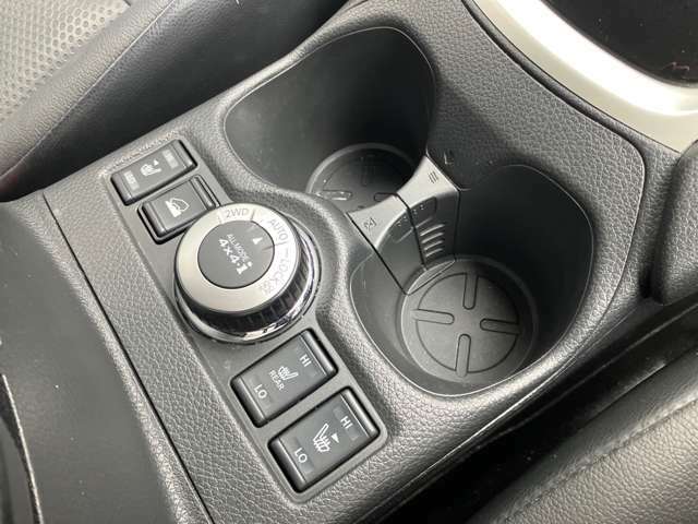 2WD～4WDへの切り替えは手元のダイヤルで操作が可能です。前席、後席のシートヒーターも装備しております。