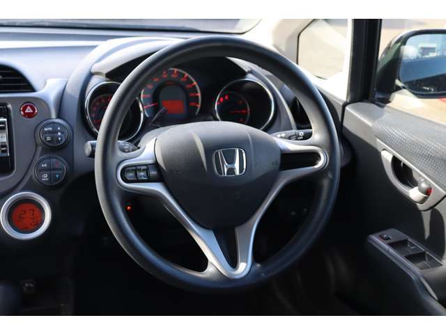 よく触れるステアリングは擦れや傷も少なく綺麗な状態です！