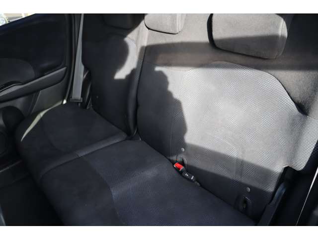 リアシートは使用感少なく綺麗な状態ですが、もちろん隅々までチェックし、よりピカピカに☆を心がけております！！