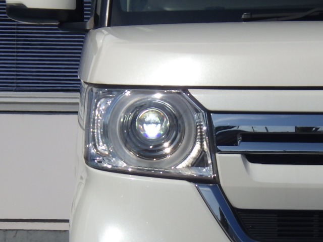 ★LEDヘッドライト搭載★ 白っぽく光る明るく省電力なLEDライト！先進的な白い輝きでフロントフェースを引き締めます☆