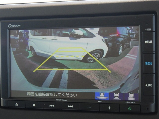 ★バックモニター搭載★ バック時目視しにくいクルマの周囲をカメラで映し出し、安全・安心駐車をサポート♪バックの苦手な方も後ろがハッキリ見えるので安心です☆