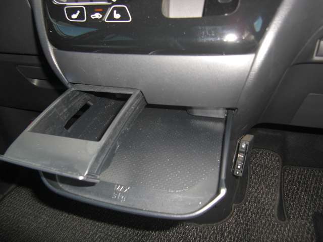 運転席からも助手席からも手が届きやすく、小物などを置いておくのにとても便利♪