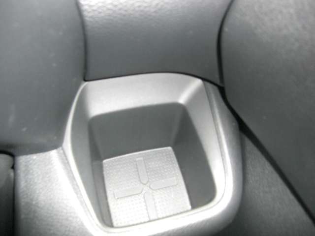 運転席側ドリンクホルダー