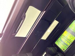 【左右独立ムーンルーフ】2列目左右席にそれぞれ配置されたガラスルーフ！日差しに合わせて片側だけシェードを閉めることも可能です！