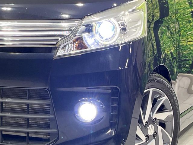 【HIDヘッドライト】非常に明るく前方を照らしてくれるので、悪天候や夜間の走行時も視界良好で安心してお乗りいただけます。