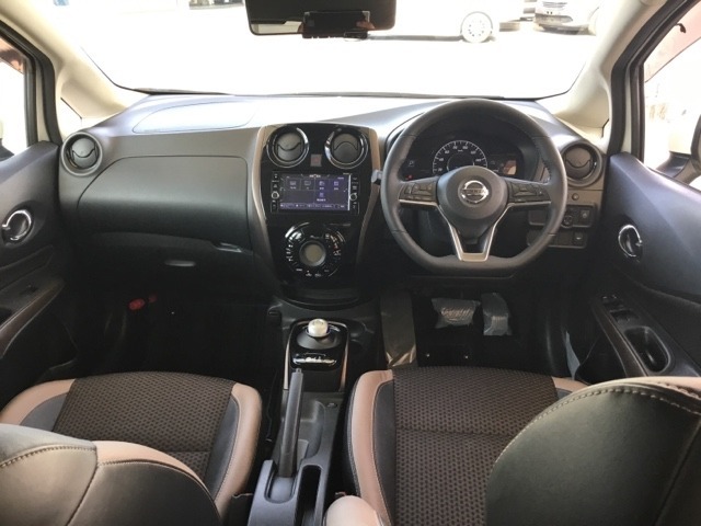 お客様に安全で快適なカーライフをお送りいただくために、中古車にも高いレベルの品質基準を設け、その基準に従って、全ての中古車について納車前整備を実施しています。