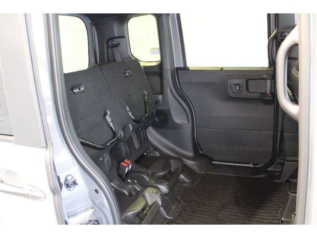 HONDA独自の機構！リアシートはチップアップ（跳ね上げ）することにより背の高い荷物も楽々積み込みすることが可能！！より空間を有効にするためにも大変便利なシートアレンジになります！！