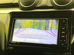 【バックカメラ】駐車時に後方がリアルタイム映像で確認できます。大型商業施設や立体駐車場での駐車時や、夜間のバック時に大活躍！運転スキルに関わらず、今や必須となった装備のひとつです！