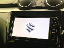 【純正ナビ】人気の純正ナビを装備しております。ナビの使いやすさはもちろん、オーディオ機能も充実！キャンプや旅行はもちろん、通勤や買い物など普段のドライブも楽しくなるはず♪