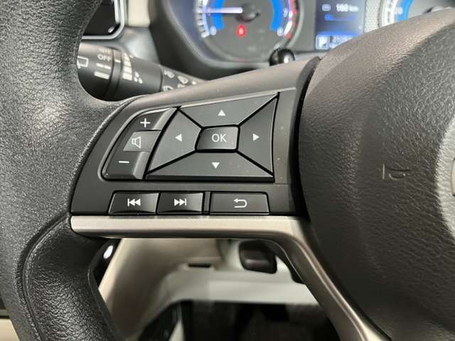 ステアリングスイッチ搭載！ハンドルひとつで手を離さなくても運転中視線をそらさなくても操作が出来て便利です♪