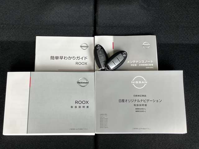 インテリジェントキーです♪キーを近づけてドアハンドルのスイッチを押すだけで開閉が出来ます♪カバンやポケットに入れてても反応するのでスムーズに乗車出来ます☆