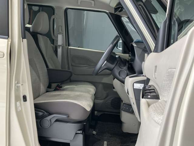 運転席まわりです。運転席からの視界が左右に広く隅々まではっきりと見渡せます！クルマの前端も把握しやすく安心して運転できます！