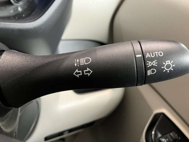 車外の明るさに応じでライトを点灯、消灯してくれるオートライト機能です☆お天気の良い昼間のトンネル走行などオートにしてると便利で安心です☆エンジン停止時にライトの消し忘れも無くなります☆