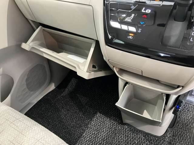 収納スペースもたくさん有ります☆車検証や小物類などすっきり収納♪