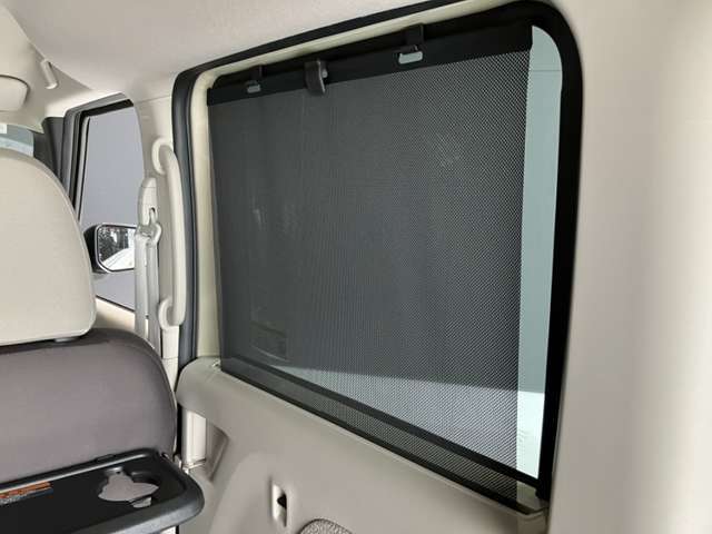 ロール式シェードが出てきます！車内の温度を安定して保てます♪強い日差しもシャツトダウンしてくれます☆