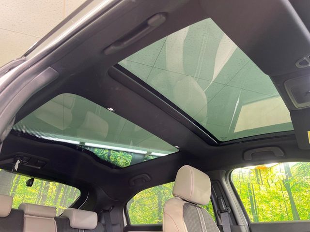 【パノラマルーフ】大型のガラスルーフ搭載で車内の解放感が一気にアップ！開放的なドライブをお楽しみいただけます。