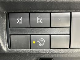 【ハンズフリー機能付き両側パワースライドドア】スライドドアの下に足先を入れてすぐ引くと、自動的にスライドドアが開閉します！荷物で両手がふさがった状態でも、ドアの開閉ができてとっても便利！