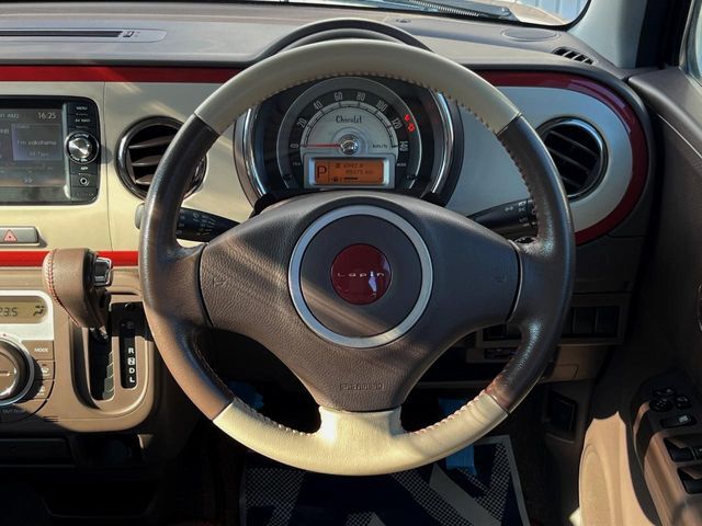 【純正革巻きステアリング】上質な革を使用することで、手にしっかり馴染みとても運転しやすいハンドルです♪