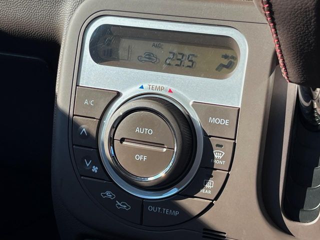 【オートエアコン】一度お好みの温度に設定すれば、車内の温度を検知し風量や温度を自動で調整。暑い…寒い…と何度もスイッチ操作をする必要はありません。快適な車内空間には必須の機能ですね♪