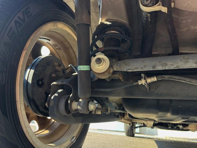 お車を安心してお乗りいただく為には、足回りの定期点検が欠かせません。サービスサポート（有償保証）では無料点検もご提供しており、安心のカーライフをお過ごしいただけるサポート体制が整っています。