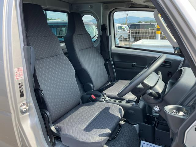 ゆとりをもって運転できる広くて快適な室内。広々ドアの開閉部で乗り降りもラクラク！さらに消毒済みなので安心ですよ！