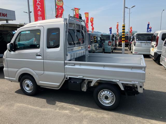 左斜め後ろからの特徴的なフォルム。狭い路地裏でも運転しやすそうな小回りが利くコンパクトボディ♪